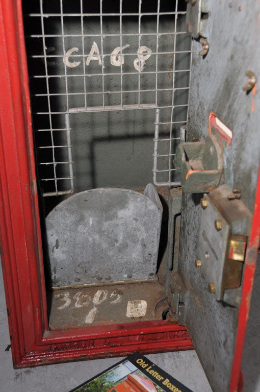 British Royal Mail Post Box of Cast Iron (with Key) 4