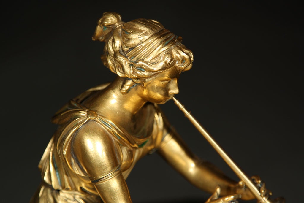 Figure d'une femme jouant de la flûte en bronze doré Bon état - En vente à Stamford, CT
