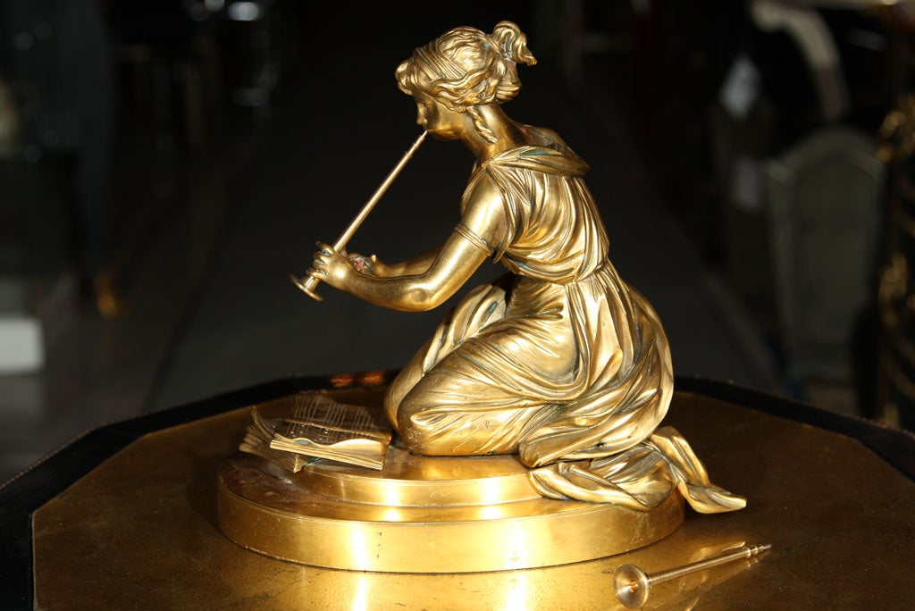 Milieu du XXe siècle Figure d'une femme jouant de la flûte en bronze doré en vente