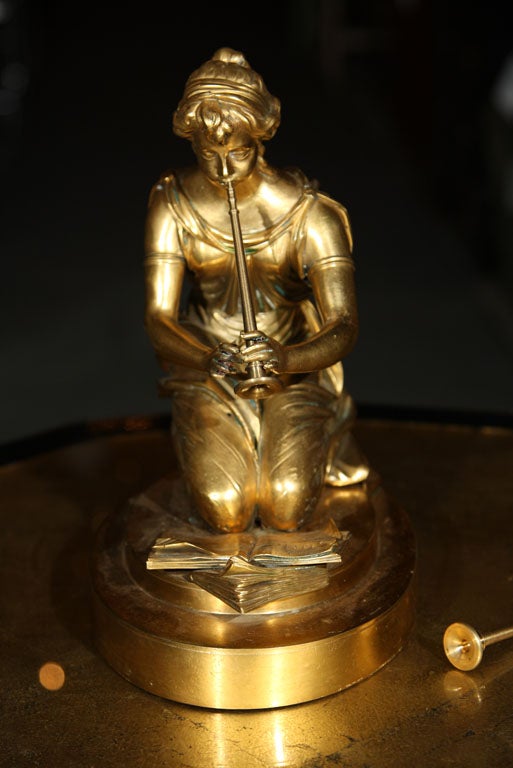 Figure d'une femme jouant de la flûte en bronze doré en vente 1