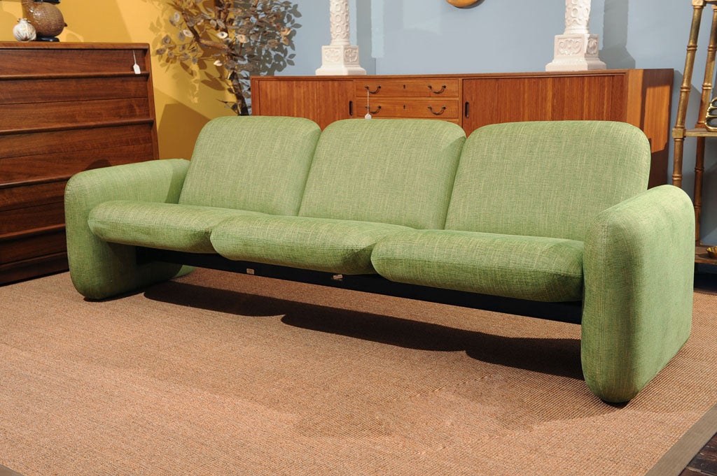 Canapé trois places conçu par Ray Wilkes pour Herman Miller:: nouvellement tapissé en coton tissé.
