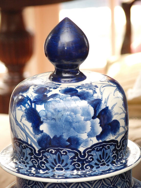 MONUMENTAL BLUE AND WHITE JAPANESE LIDDED JAR For Sale 3