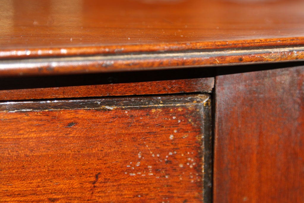 Small Mahogany Bow Front Side Table In Excellent Condition For Sale In Woodbury, CT