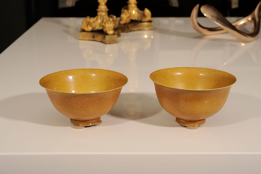 Pair of 18th Century Chinese Imperial Dragon Bowls For Sale 1