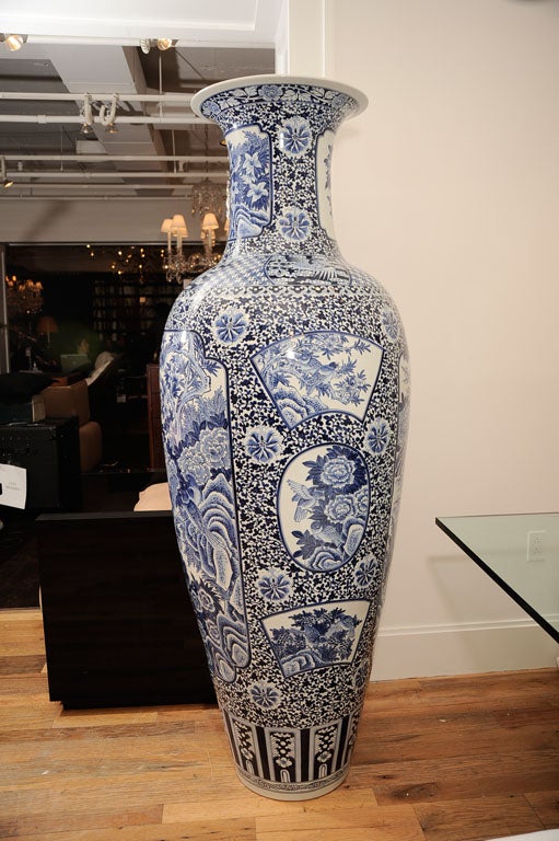Very Large Blue and White Urn In Good Condition For Sale In New York, NY