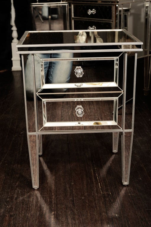 Américain Paire de commodes en miroir avec garniture en argent sur mesure en vente