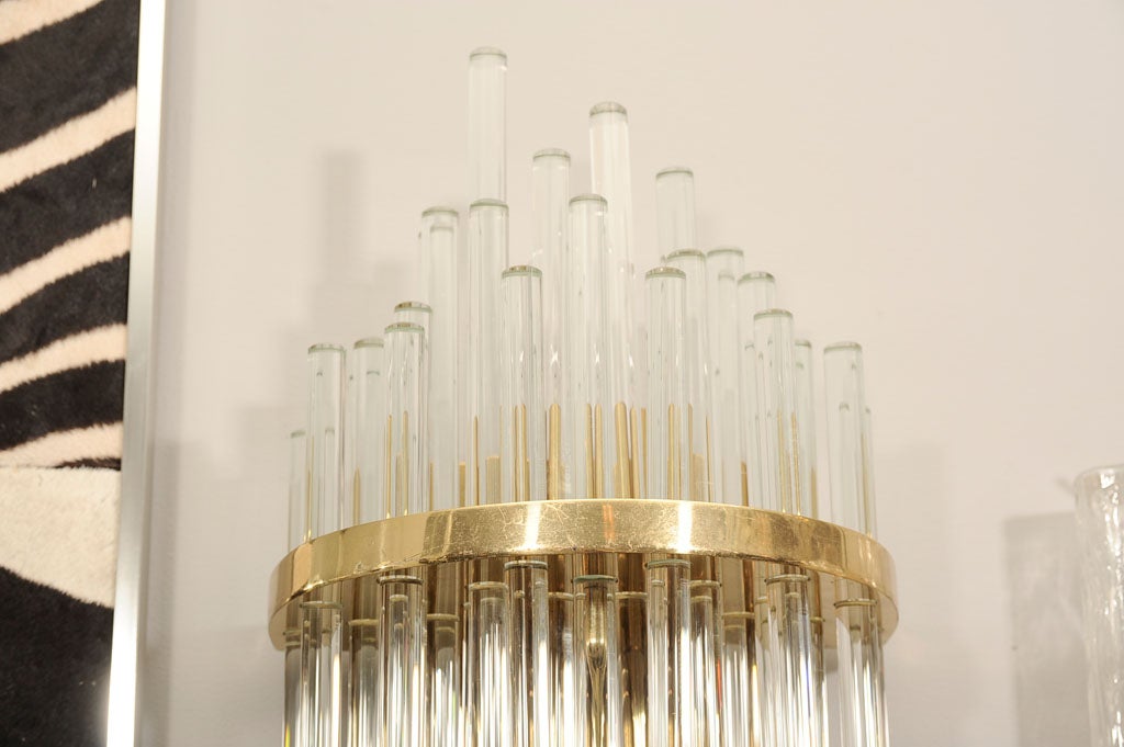Ein Paar große Glas-Leuchtstäbe mit poliertem Messingrahmen. Der Rahmen hat 5 Kandelaberfassungen für die Beleuchtung. Sonderanfertigungen in verschiedenen Größen und Ausführungen möglich.