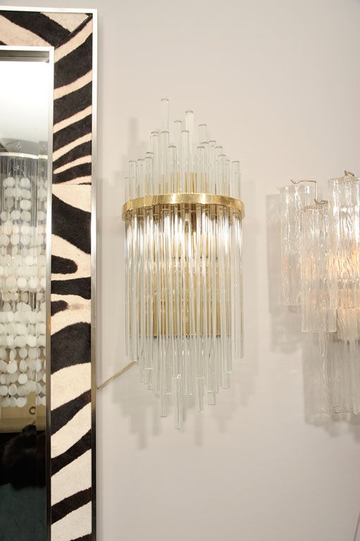 Paar maßgefertigte große Glasstab-Wandleuchter mit Messingrahmen (21. Jahrhundert und zeitgenössisch) im Angebot