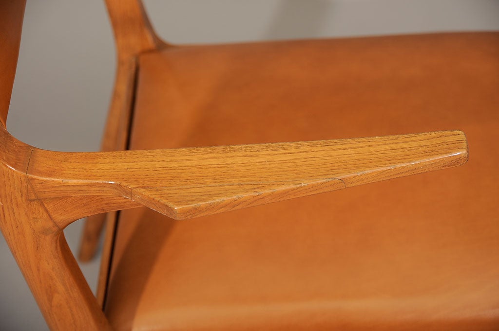 A rare leather arm chair by Carlo de Carli In Excellent Condition For Sale In Saarbruecken, DE