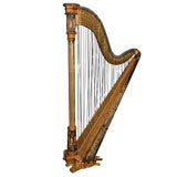 World of Interiors Harpe gothique dorée