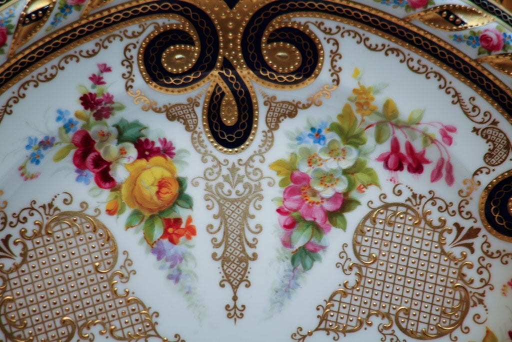 Porcelaine Spectaculaire ensemble de 12 assiettes de présentation de service Cauldon peintes à la main en vente