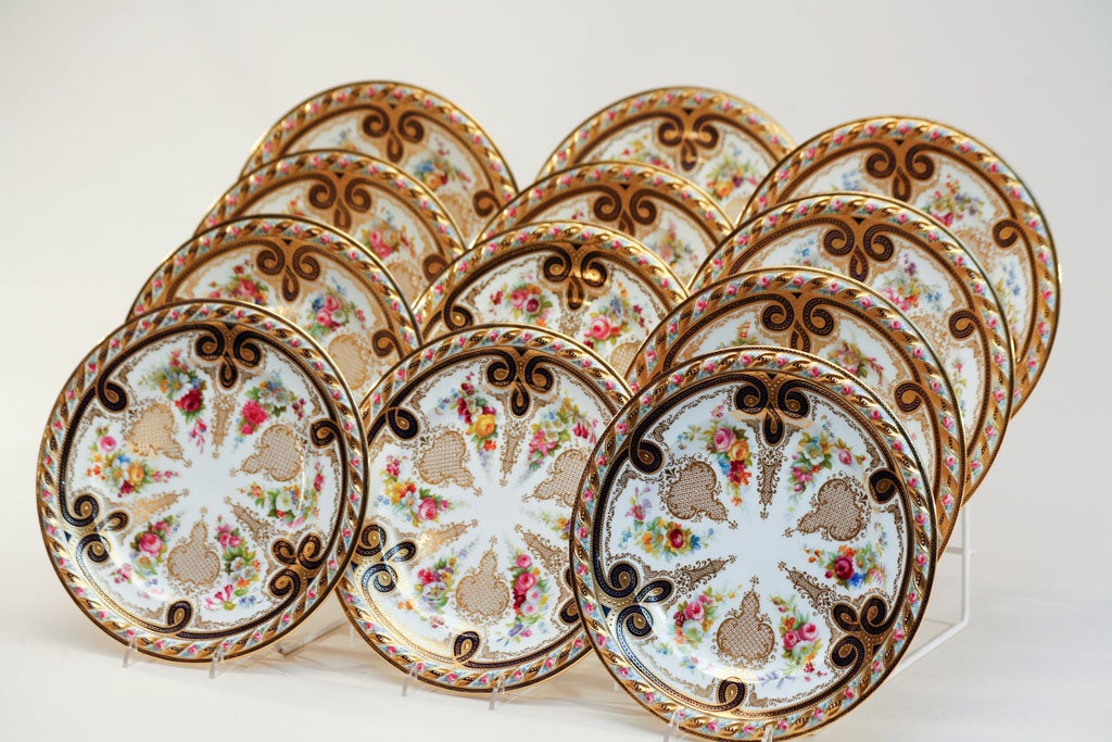 Spectaculaire ensemble de 12 assiettes de présentation de service Cauldon peintes à la main en vente 3