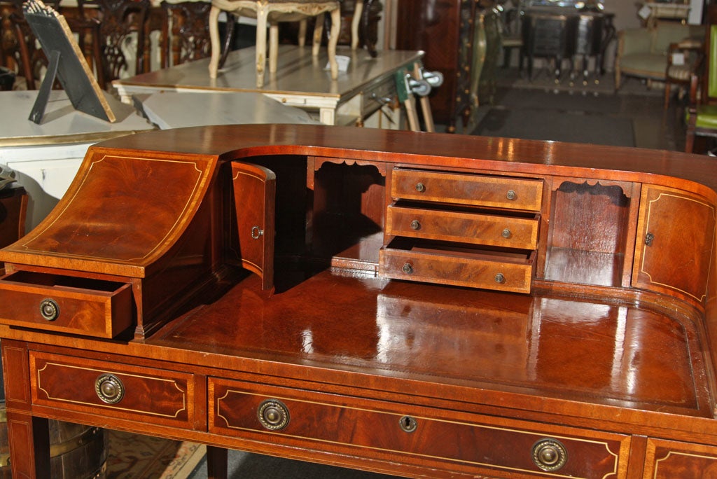 Mahogany Carlton House Banded Desk In Excellent Condition In Stamford, CT