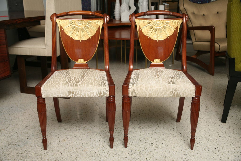 The reeded back with carved and gilt decoration on round reeded tapering legs.