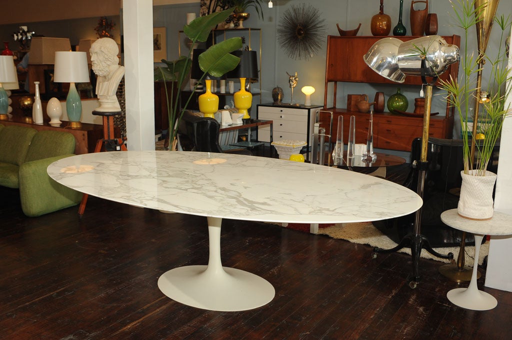 Saarinen Large Oval Tulip Table