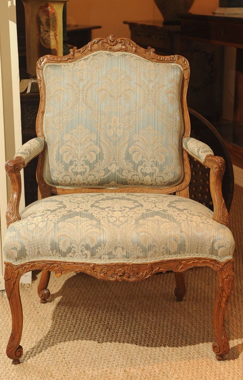 A Louis XV fauteuil a la reine