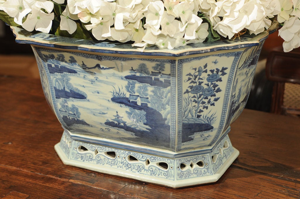 Chinese A blue willow planter