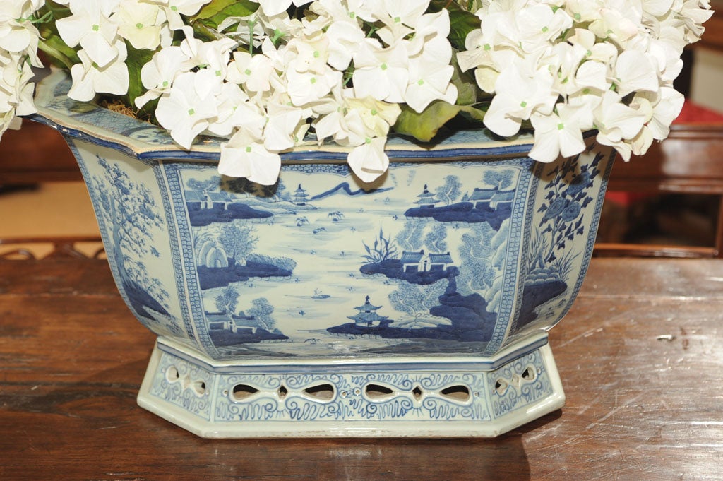 Ceramic A blue willow planter