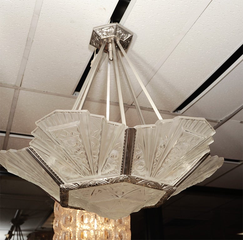 VERRERIE DES HANOTS, ART DECO CHANDELIER<br />
Clear and frosted glass shades mounted in a silvered bronze frame from c. 1930
