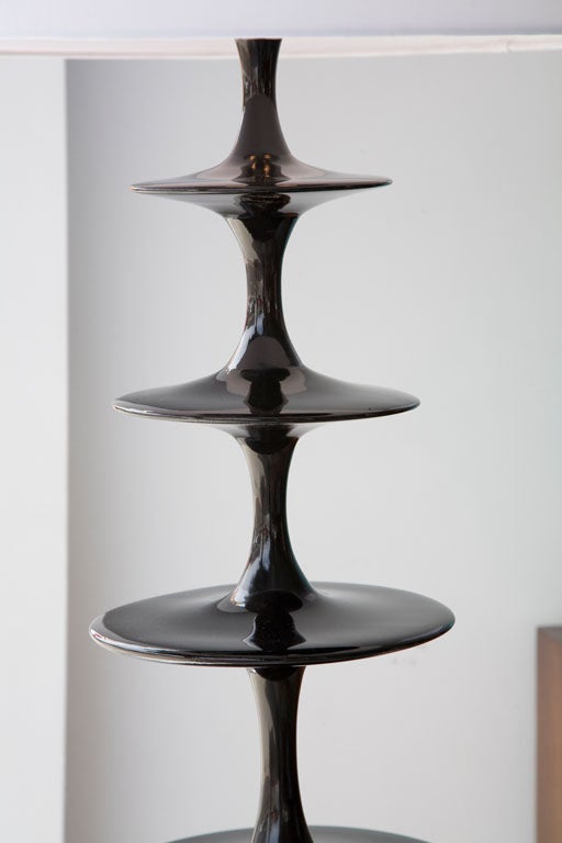 Dernier né de notre collection permanente, ce superbe lampadaire est tourné en érable massif et fini en laque claire polie sur une teinture brun espresso, avec un abat-jour en soie personnalisé. Inspiré par l'œuvre de Diego Giacometti. Cette lampe