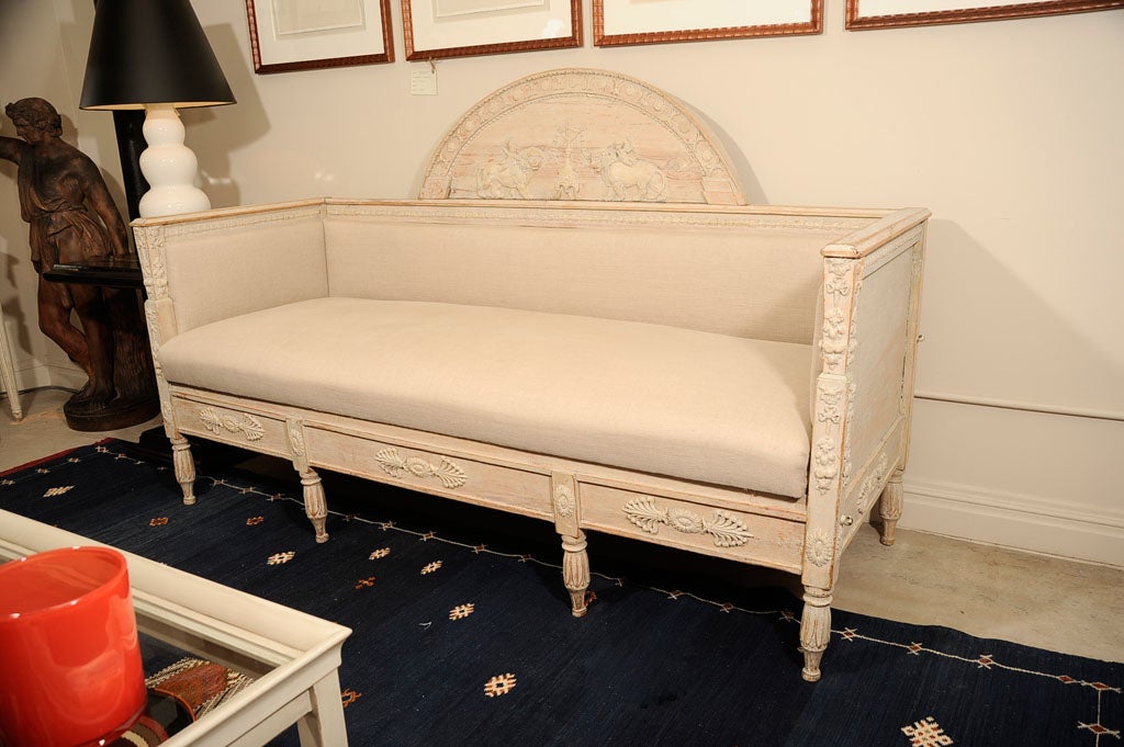 Sofa with Appliqué "Demi lune" with Lion Motif