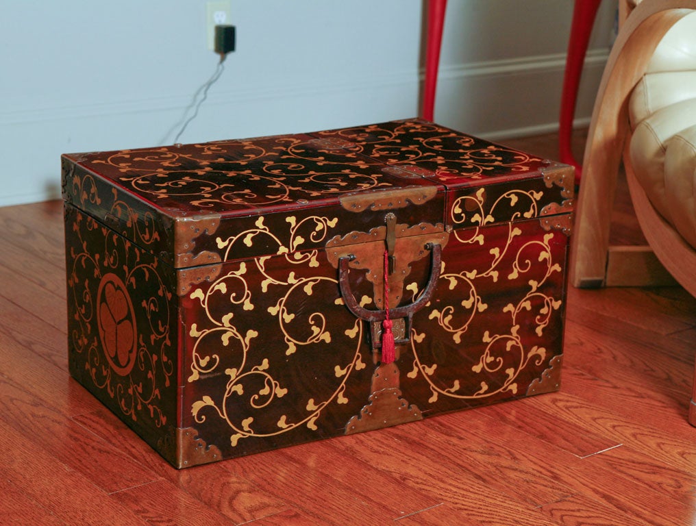 Black  lacquer garment box with gold vine design 5