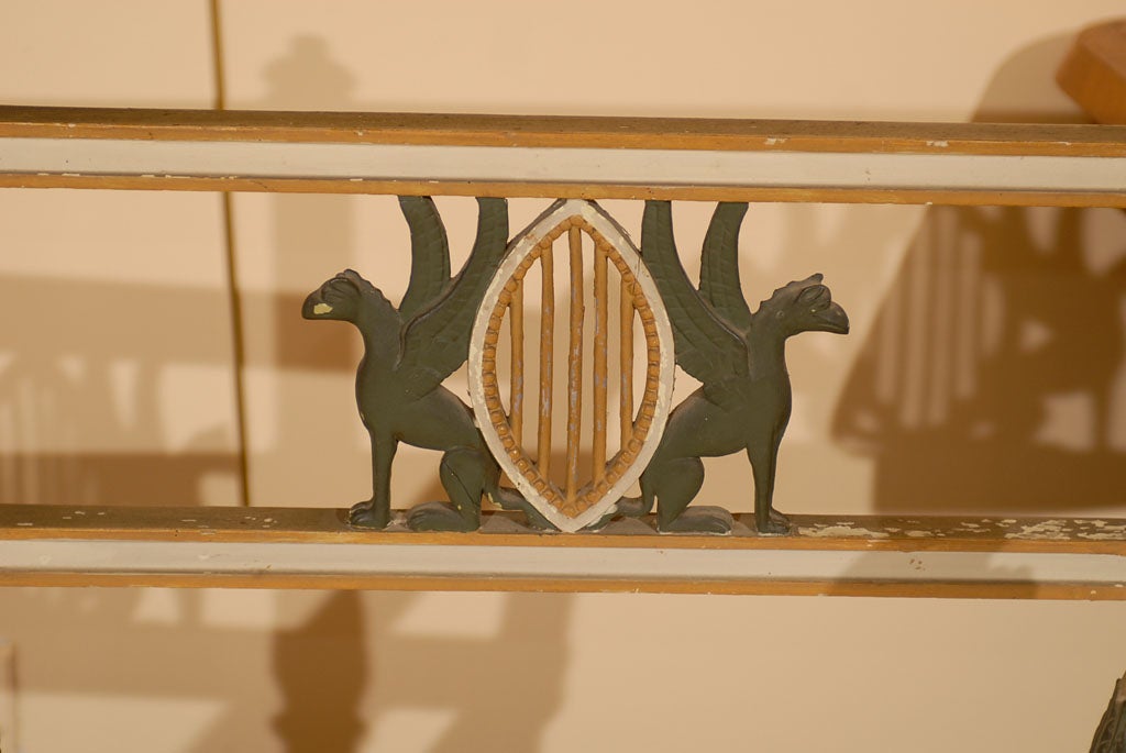 Polychrom bemalte Settee im neoklassischen Stil des 19. Jahrhunderts, Italien (Handbemalt) im Angebot