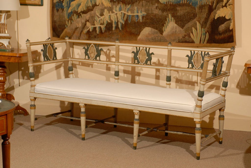 Tissu d'ameublement Settee de style néoclassique du 19ème siècle peinte en polychrome, Italie en vente