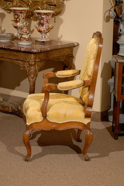 Fine Early Regence Walnut Fauteuil,  Italy ca. 1730 In Good Condition For Sale In Atlanta, GA