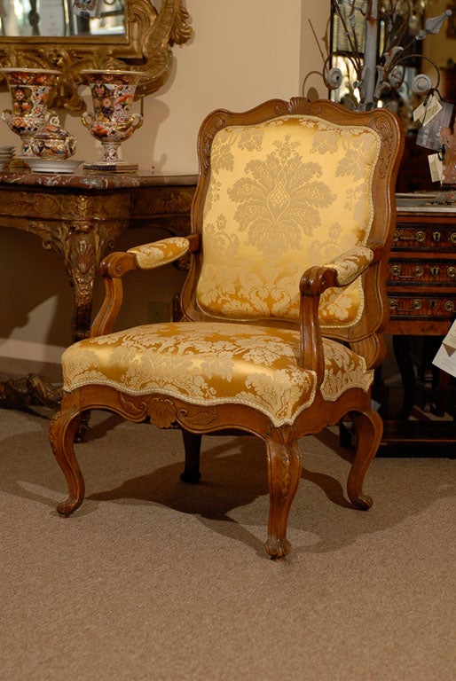 18th Century Fine Early Regence Walnut Fauteuil,  Italy ca. 1730 For Sale