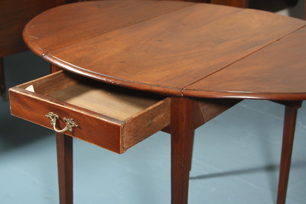 English Mahogany Oval Pembroke Table In Good Condition For Sale In Woodbury, CT
