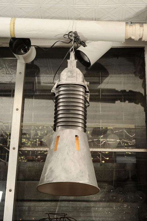 Luminaires industriels provenant d'une ancienne usine.  Marqué 