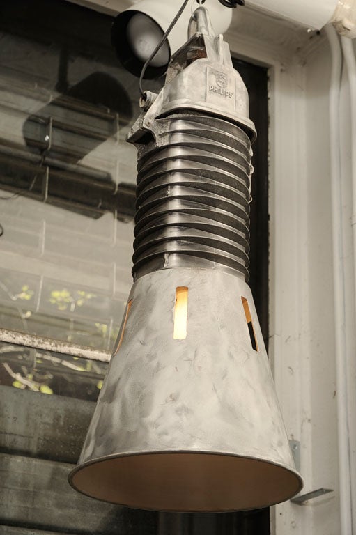 Brossé Philips Industrial Lights