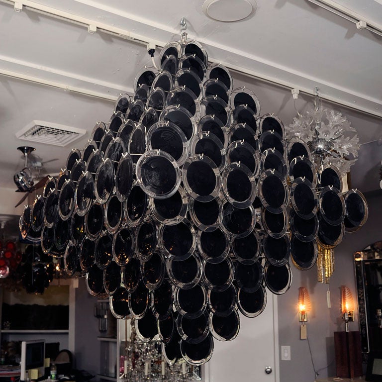 Énorme lustre à disques en verre noir de Murano en forme de double pyramide. La personnalisation est possible dans différentes tailles, finitions et couleurs de verre.