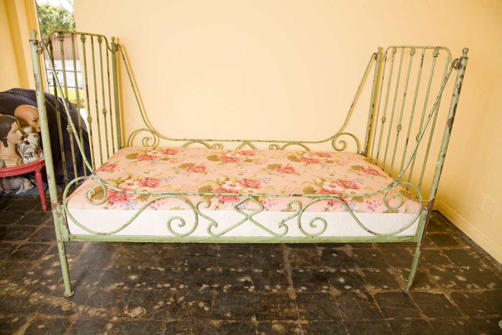 Unknown Vintage Iron Day bed