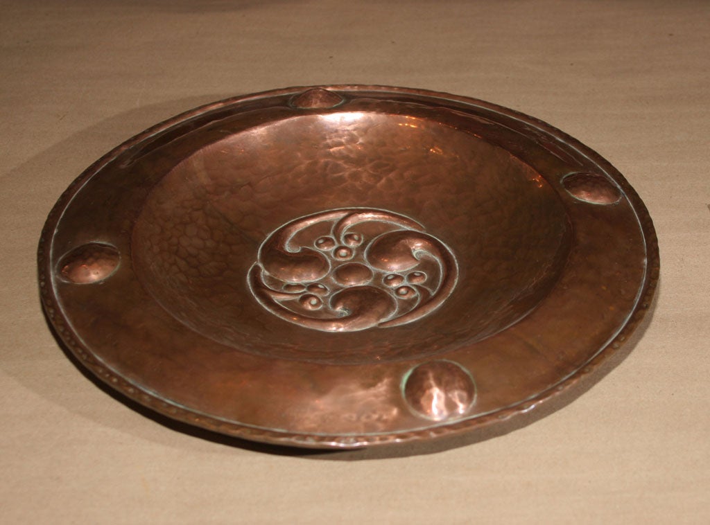 English Arts and Crafts Hammered Copper Charger In Good Condition In Greenwich, CT