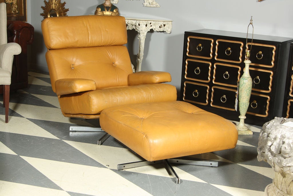 Offered here is mid-century Vintage Leather Lounge and Ottoman from the UK made by a company called Tetrad in the 70's.<br />
Swivel version is rare.  Being sold together with the companion swivel ottoman / table / stool, also covered in the same