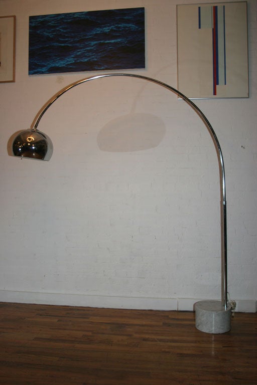 This arc floor lamp has a stunning marble cylinder that anchors its stylish design.<br />
The elegant domed shade and arch mount features a original shiny chrome finish.