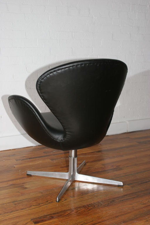 Mid-20th Century Arne Jacobson Swan Chair