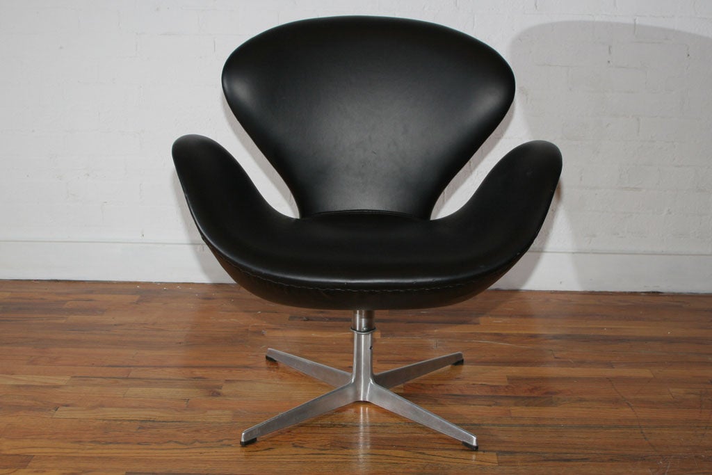 The Swan Chair is technologically innovative for its time. Its unique design features all curves and no straight lines Complemented on a perfectly polished aluminum base