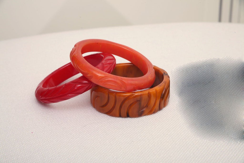 Set von drei roten, bernsteinfarbenen, orangefarbenen, geschnitzten Art-déco-Armbändern aus Bakelit (Art déco) im Angebot