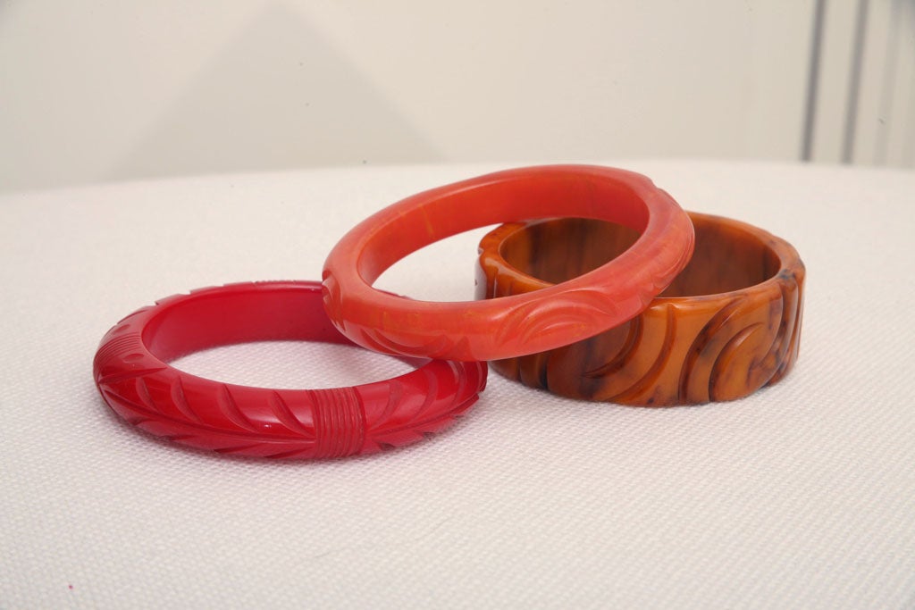 Set von drei roten, bernsteinfarbenen, orangefarbenen, geschnitzten Art-déco-Armbändern aus Bakelit im Zustand „Gut“ im Angebot in North Miami, FL