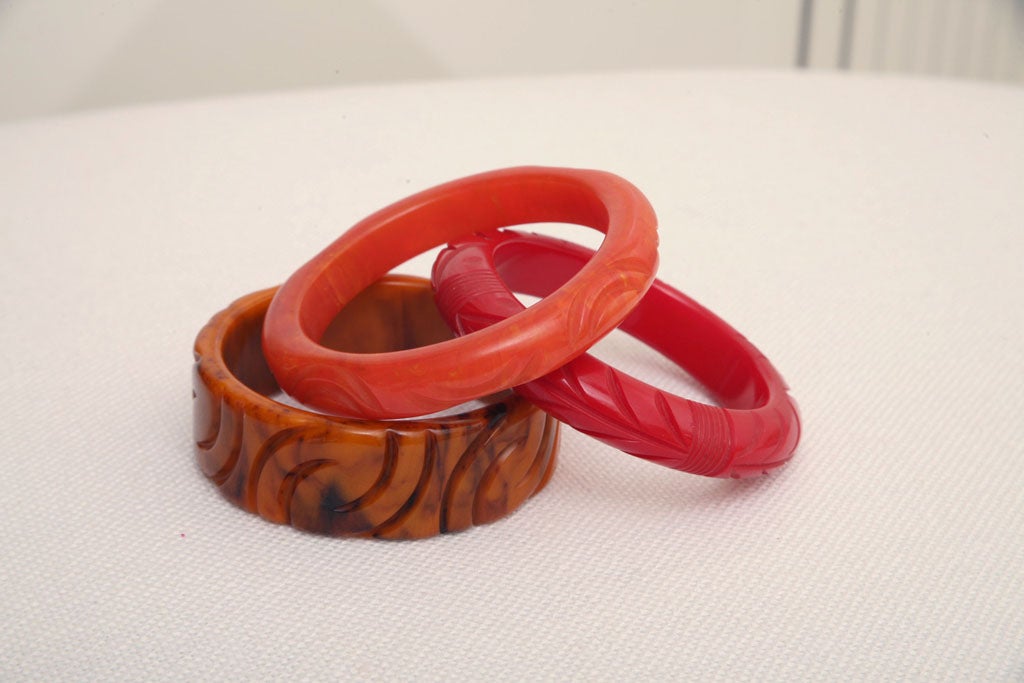 Art Carved Bangle in bachelite intagliato Rosso, Ambra, Arancione Set di tre bracciali in vendita 1