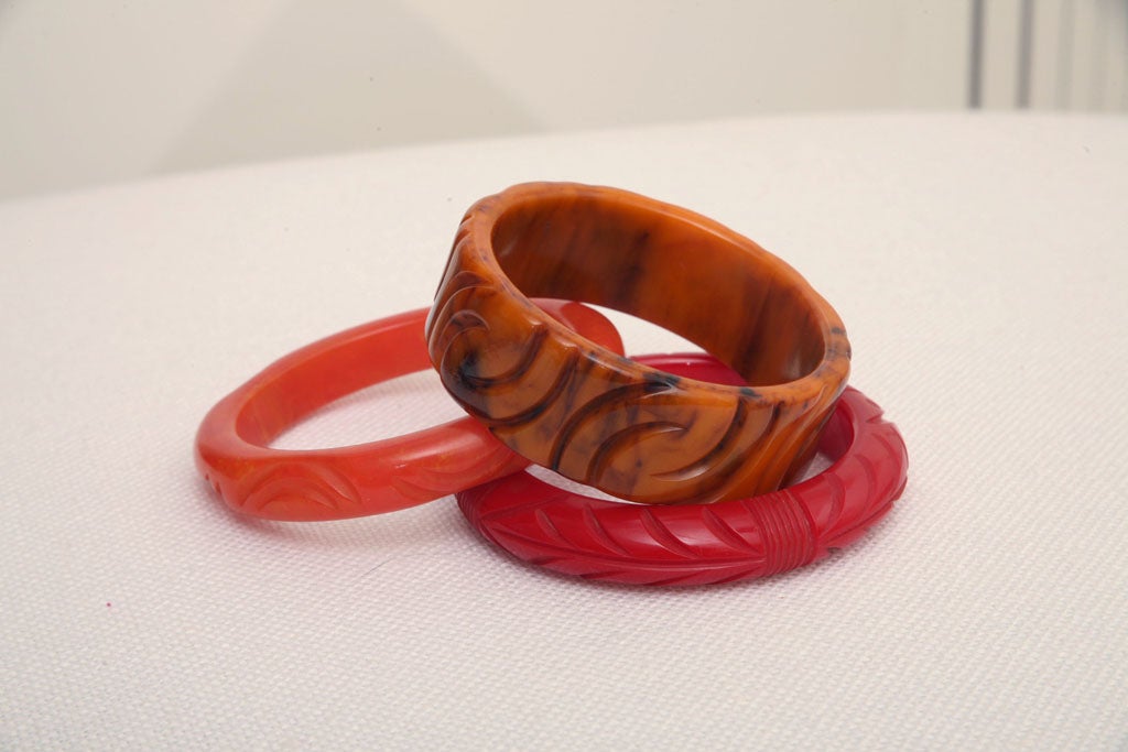 Set von drei roten, bernsteinfarbenen, orangefarbenen, geschnitzten Art-déco-Armbändern aus Bakelit im Angebot 2