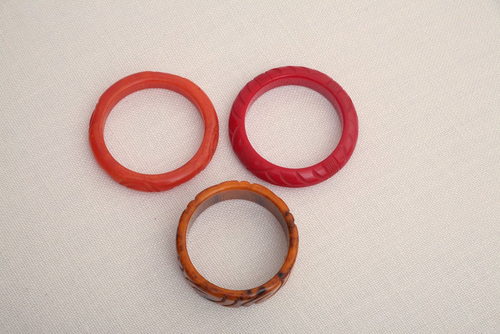 Art Deco Bakelite Carved Bangle Red, Amber, Orange Bracelets Set of Three For Sale 1