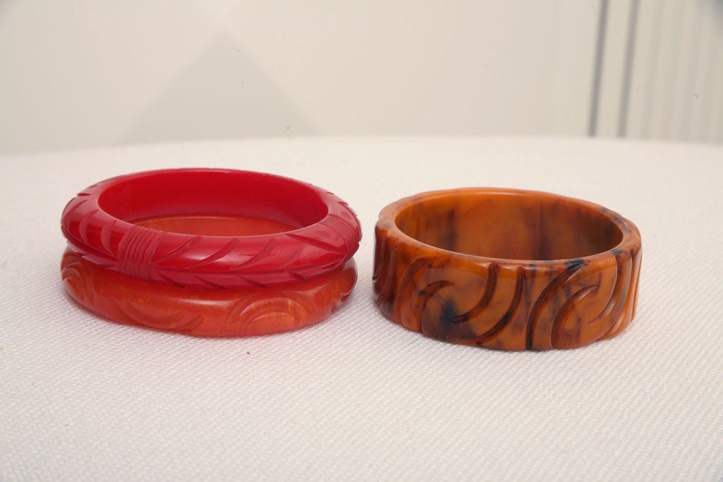 Art Deco Bakelite Carved Bangle Red, Amber, Orange Bracelets Set of Three For Sale 2