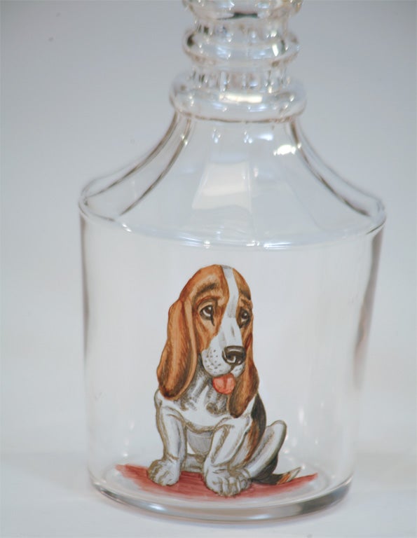 Geformte mundgeblasene Kristallkaraffen mit handbemalten Hunden (Emailliert) im Angebot