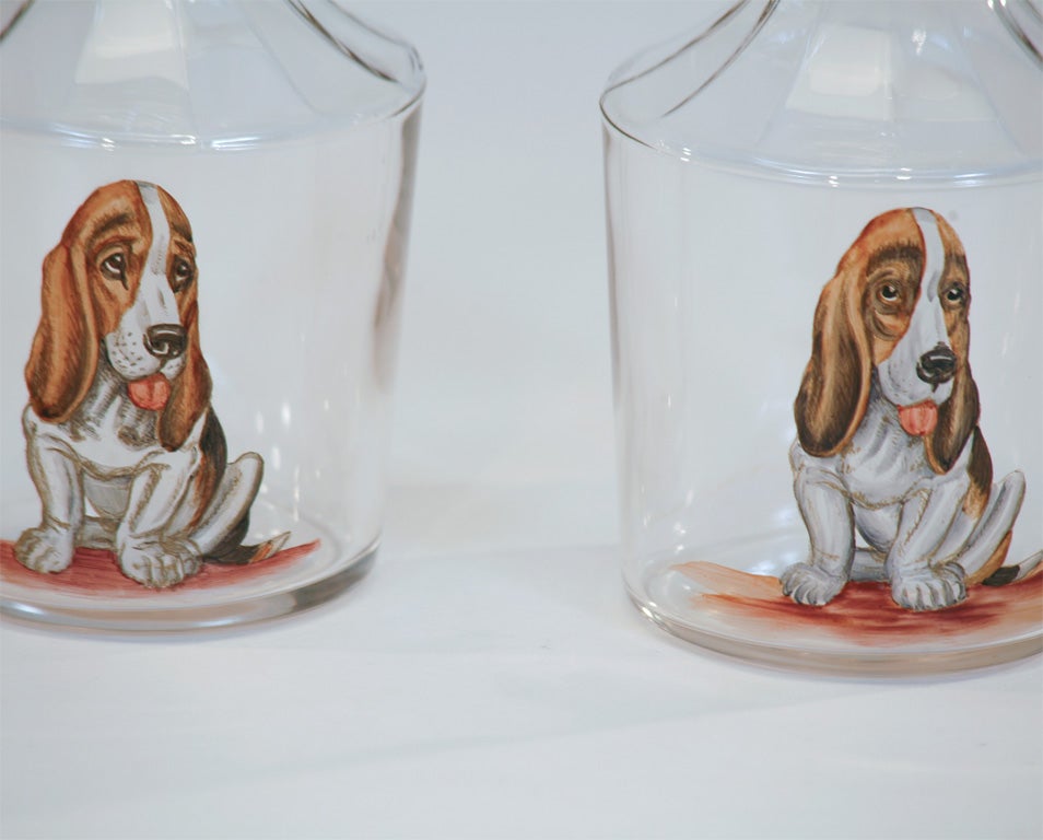 Geformte mundgeblasene Kristallkaraffen mit handbemalten Hunden im Zustand „Hervorragend“ im Angebot in Great Barrington, MA