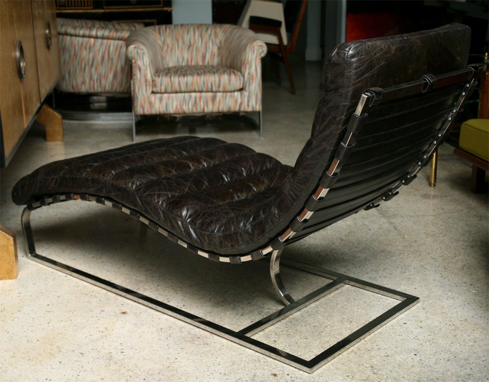 le coussin en cuir cannelé sur un cadre en chrome poli avec des sangles en cuir