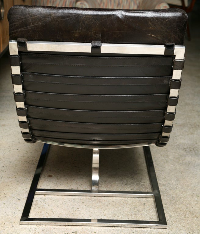 Chaise en cuir noir et chrome de Michel Boyer 1